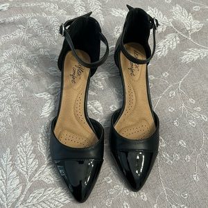 DEXFLEX COMFORT GORGEOUS BLACK HEELS WOTH STRAP, size 8.5, never worn!